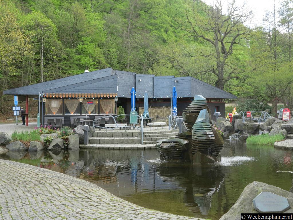 Een wegrestaurant aan de rand van Bad Harzburg. Vlakbij dit restaurant is een kabelbaan waarmee u de berg op kunt.Foto's van een andere bijzondere herberg in het bos.